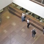 Въпреки намаляването на лихвите по депозитите гражданите продължават да увеличават спестяванията си в банките.
