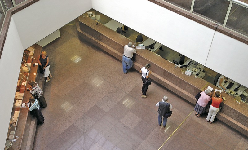 Въпреки намаляването на лихвите по депозитите гражданите продължават да увеличават спестяванията си в банките.