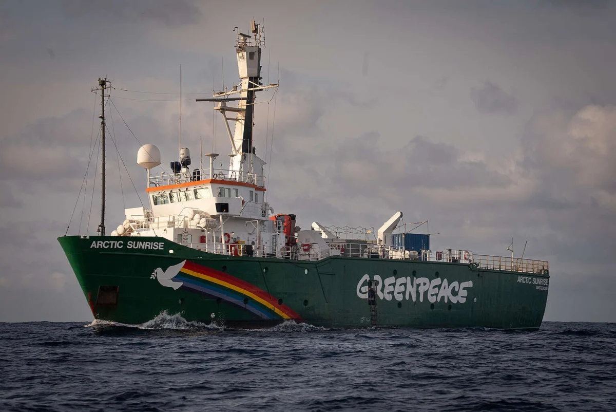 Корабът Arctic Sunrise акостира във Варна