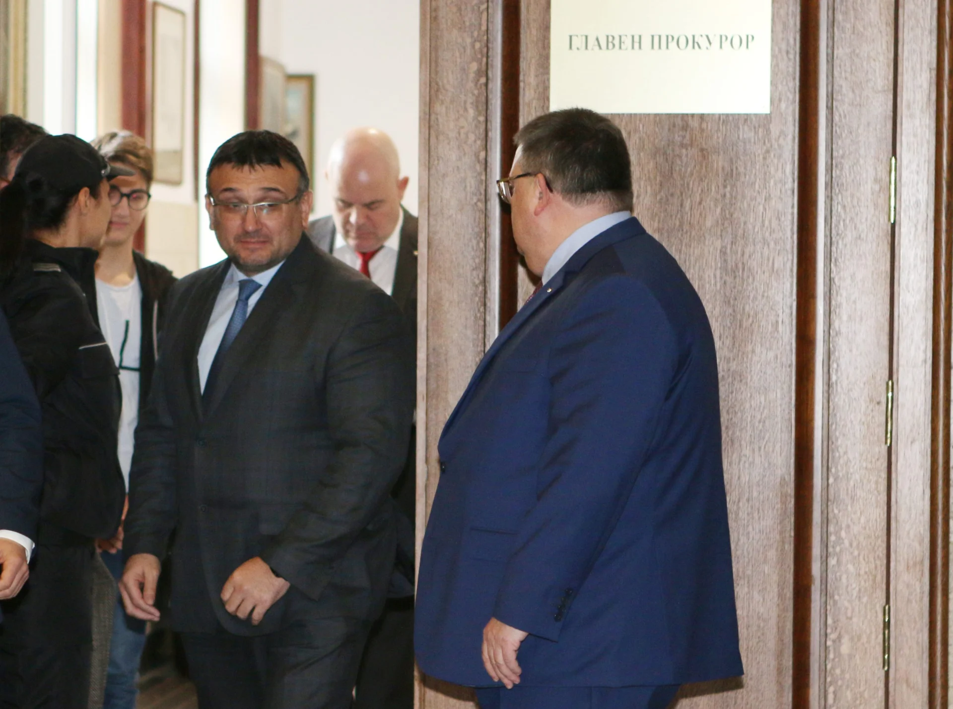 Младен Маринов и Сотир Цацаров откриха изложба на ученици от Художествената гимназия в съдебната палата