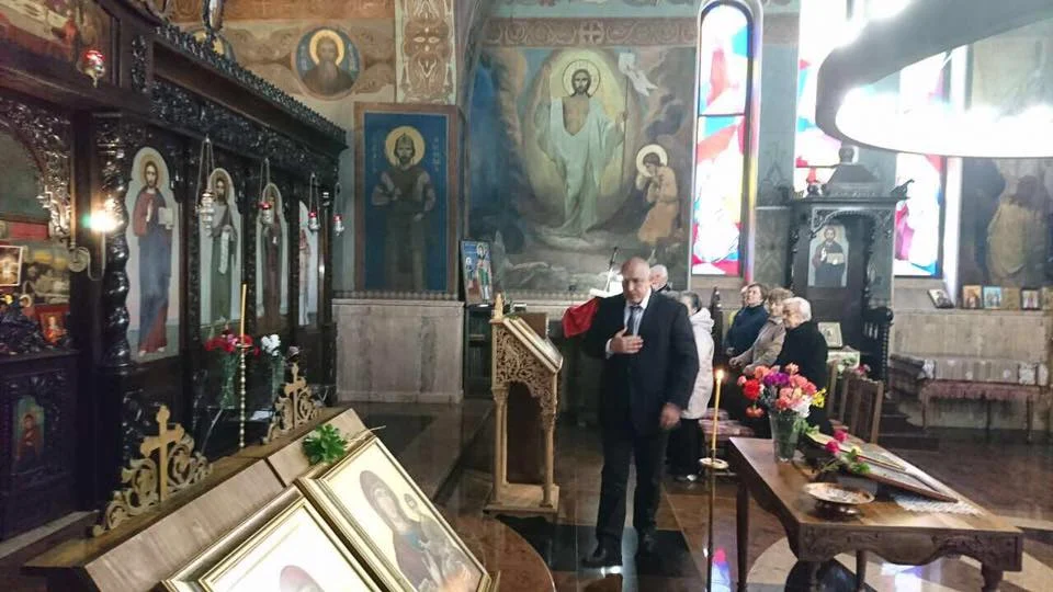 Бойко Борисов преди да гласува - църква