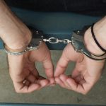 човек с белезници