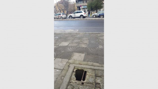 дупка тротоар