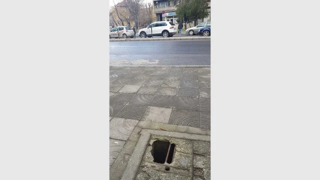 дупка тротоар