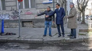 Кметът на София Васил Терзиев и кметът на район "Оборище" Георги Кузмов са направили оглед на ремонтирани обекти след сигнали от жители за забавене.