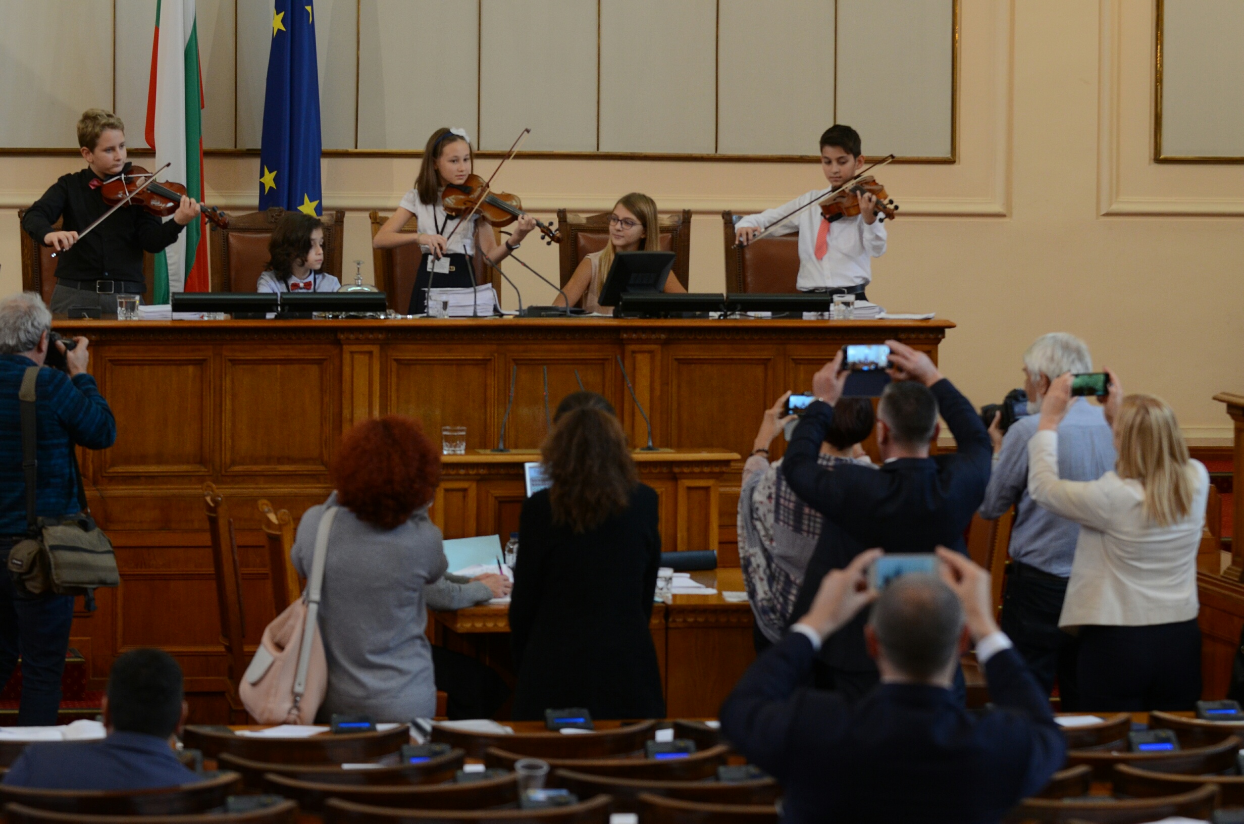 Концерт деца в парламента