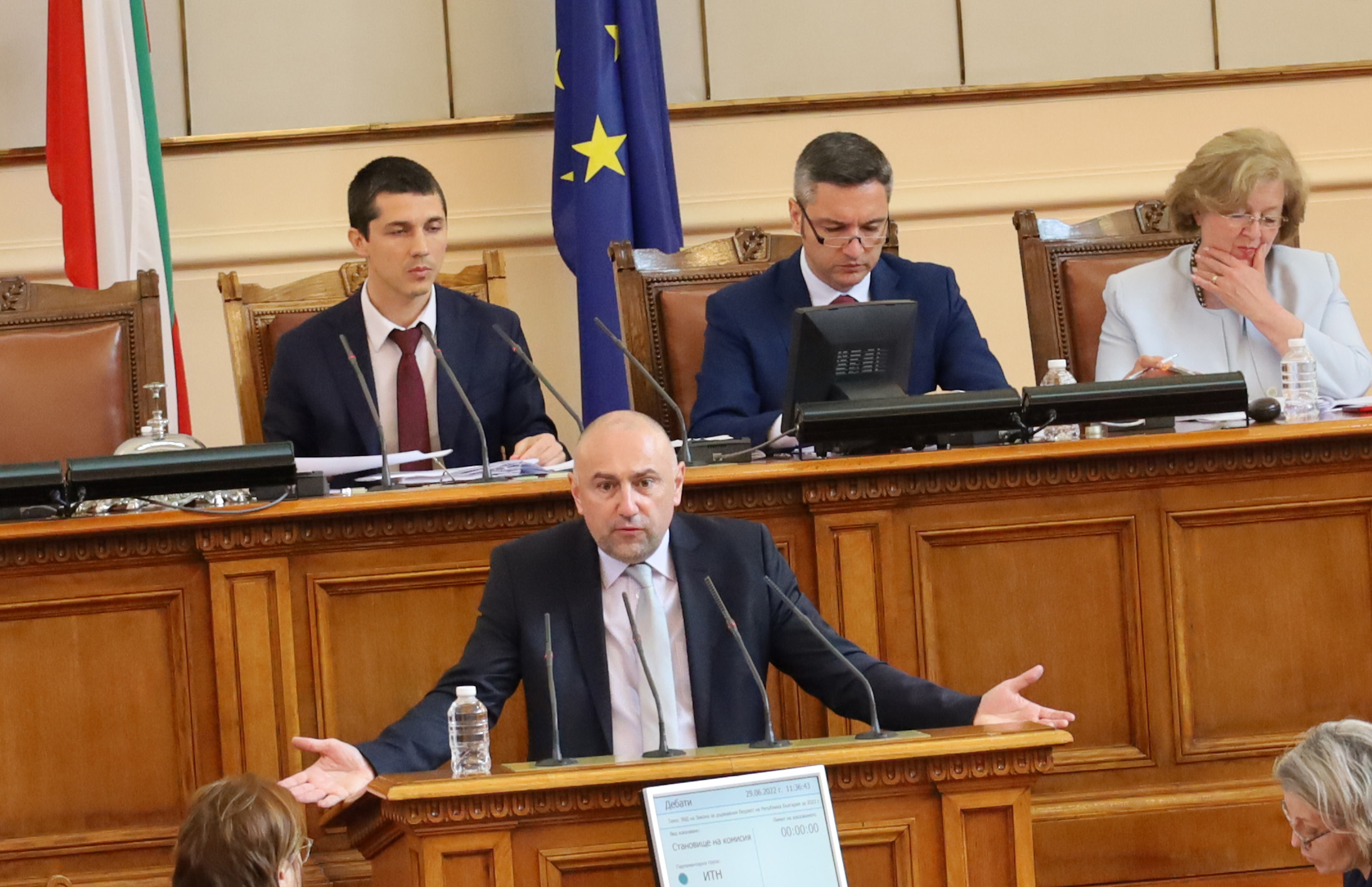 Парламент държавен бюджет Любомир Каримански