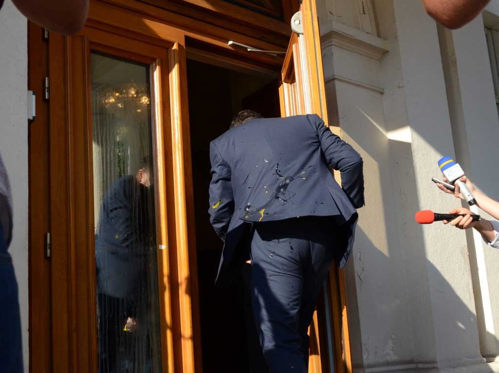 Протест срещу правителството 2020 пред парламента яйце