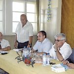 Кметът на Плевен Димитър Стойков и заместникът му по финансите Алексей Зелов (втори и трети от дясно на ляво) губят почва под краката си.