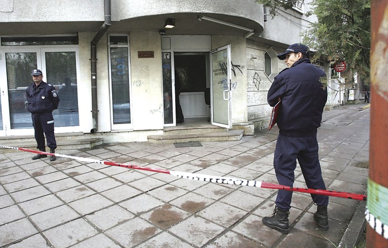 Трезорът на бул. “Евлоги Георгиев” зее след акция на неизвестни обирджии.