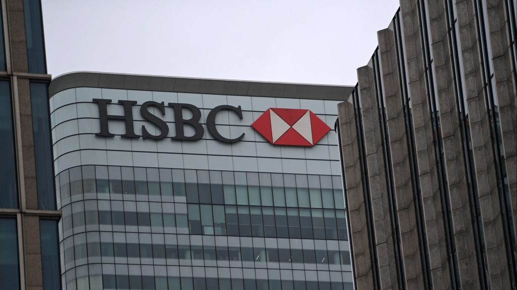HSBC ограничава новите назначения и пътуванията на банкерите, за да пести пари