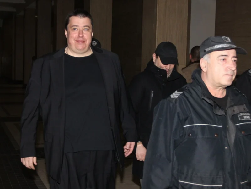 Мамата в компанията на съдебната охрана
