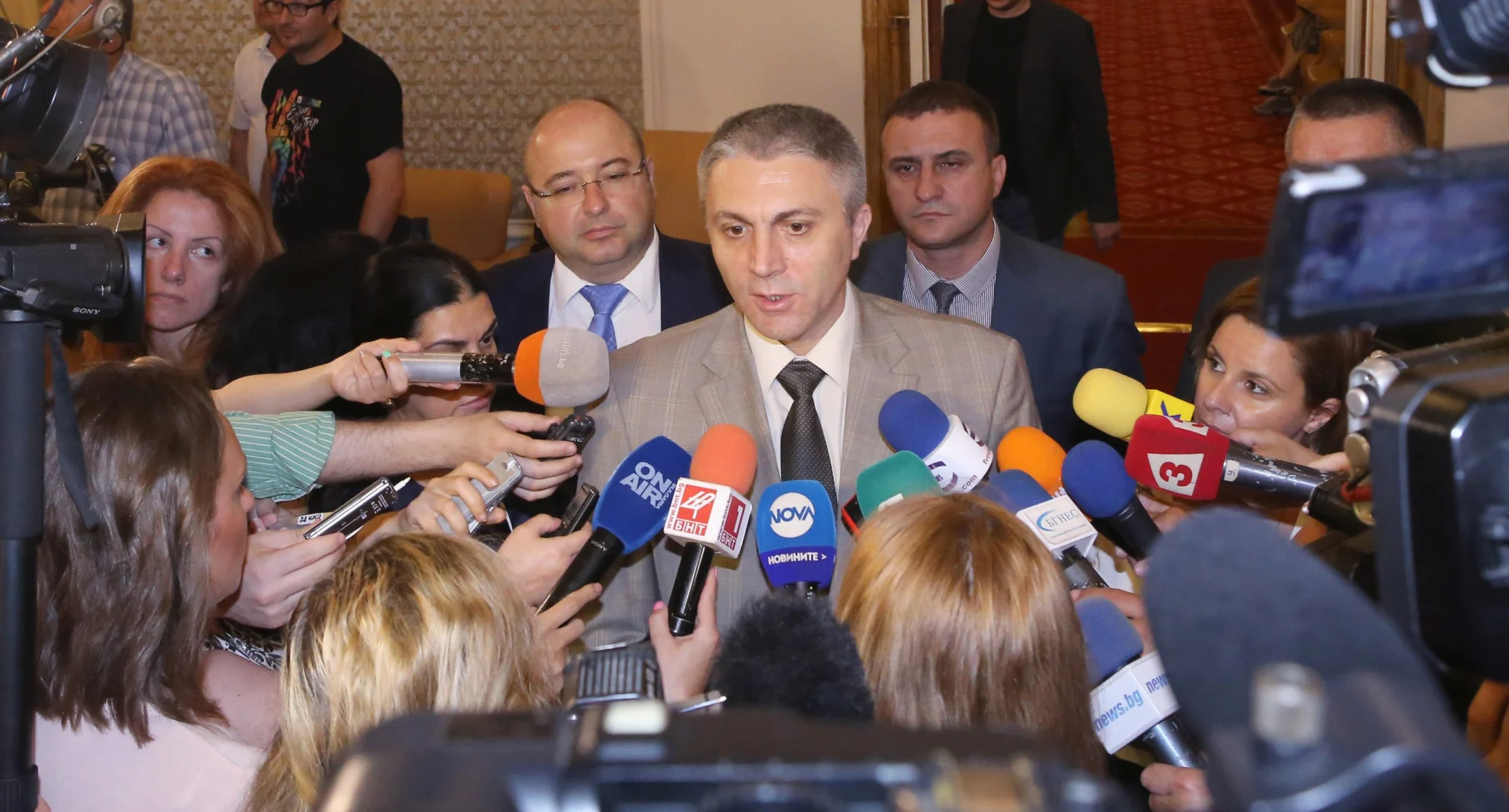 Парламент Четин Казак