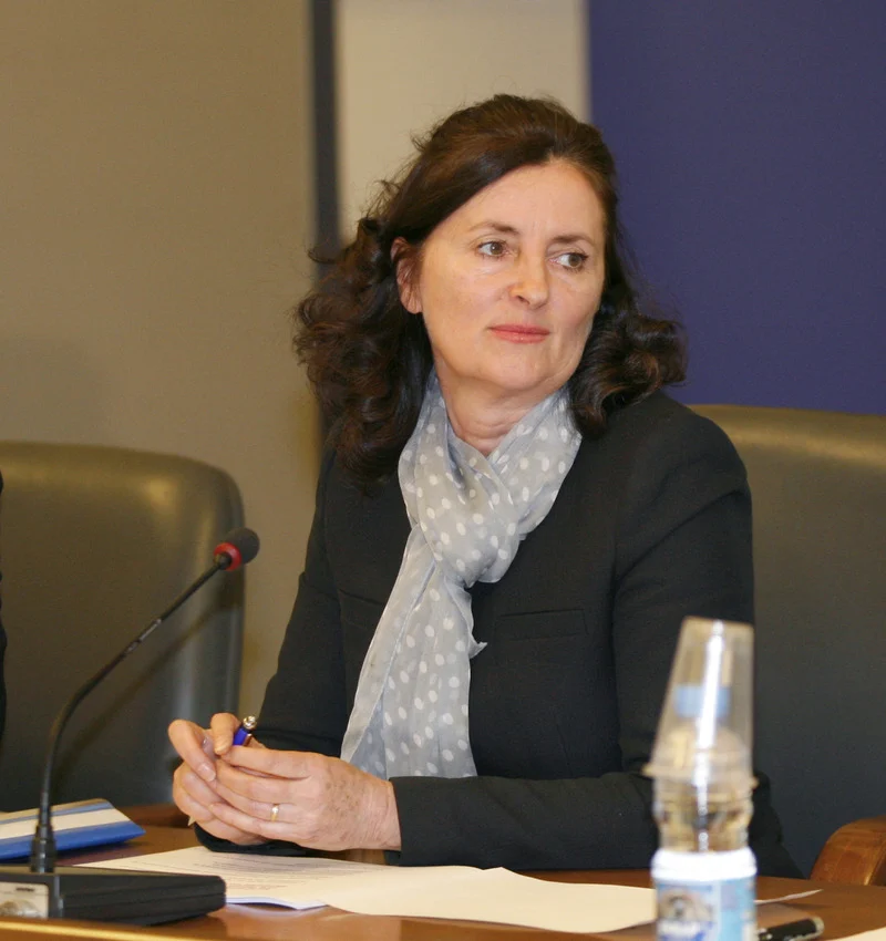 проф. Даниела Бобева