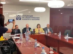 Корнелия Нинова