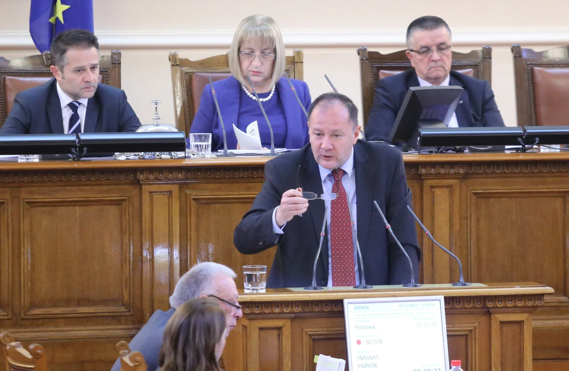 Парламент Михаил Миков