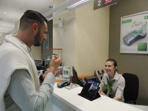Към момента от видео жестов превод могат да се възползват клиенти с увреден слух в пет офиса на Банка ДСК в четирите най-големи града в страната.