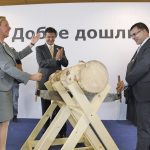 Докато репортери от различни медии напразно очакваха тълпи от хора при откриването на магазина на ИКЕА в София