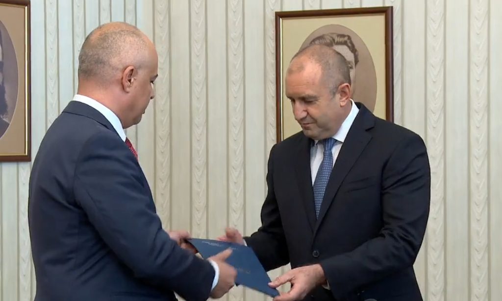 Социалистите върнаха днес на президента Румен Радев неизпълнен третия проучвателен мандат 6 Президентство БСП връща мандата Георги Свиленски Румен Радев