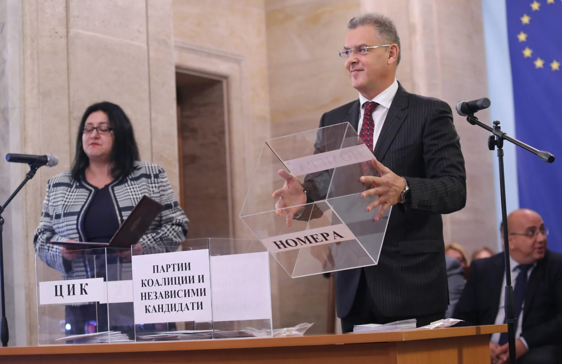 ЦИК - Теглене на номерата в бюлетината за гласуване за президент и вицепрезидент на републиката на 6 ноември 2016.
