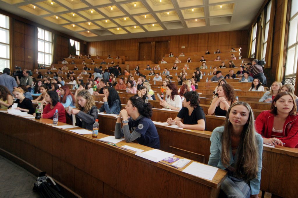 УниверситетСтуденти - изпит по литература студенти