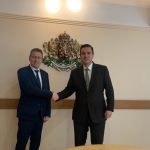 министъра на икономиката и индустрията Никола Стоянов и ректора на Минно-геоложкият университет проф. д-р инж. Ивайло Копрев.