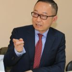 Джан Дзюн - декан на Fudan Development Institute...