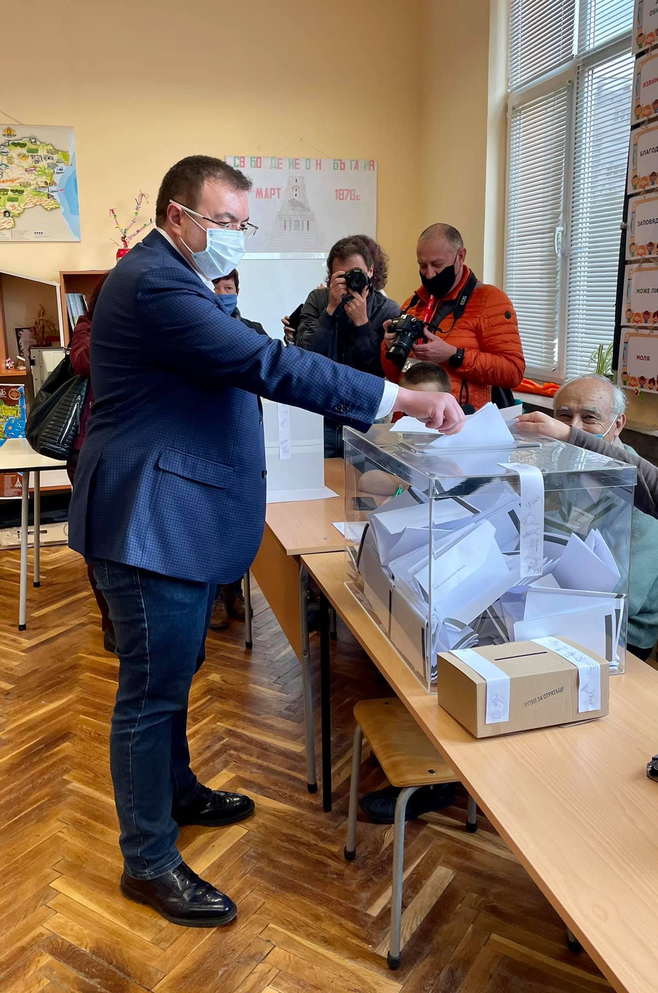 Костадин Ангелов гласува във Велико Търново