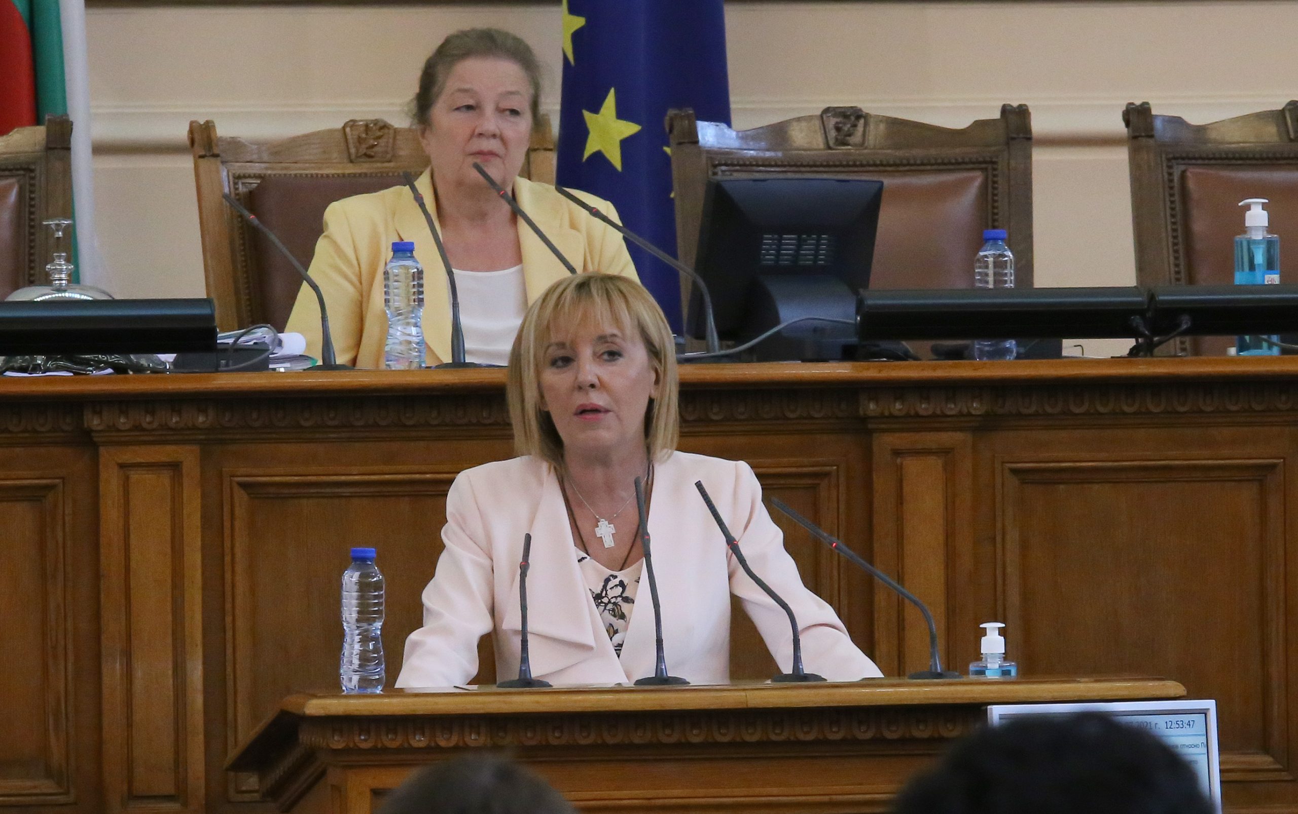 Парламент Мая Манолова