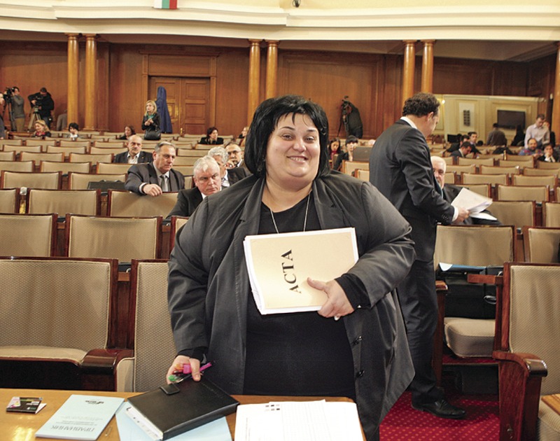 Мощно рамо зад ACTA.