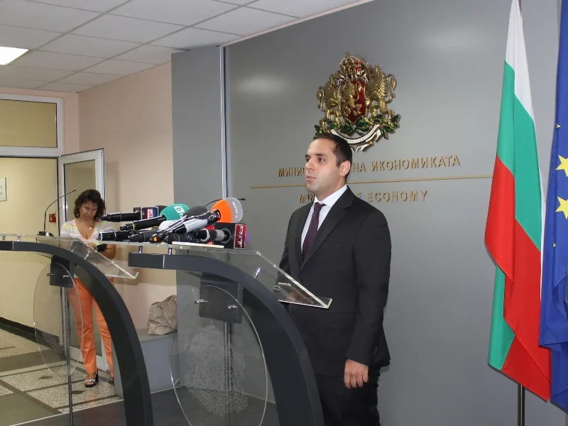 Министър Караниколов по време на брифинг за констатираните нарушения и замразяването на лиценза на оръжейния завод „Емко“....