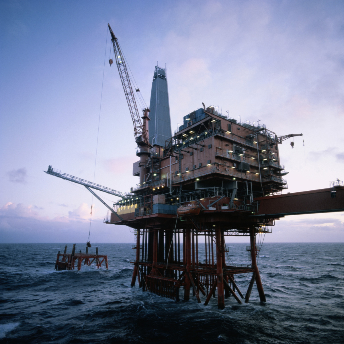 В спорните територии от Каспийско море има нефт и природен газ за милиарди.Нефтена платформаСонда
