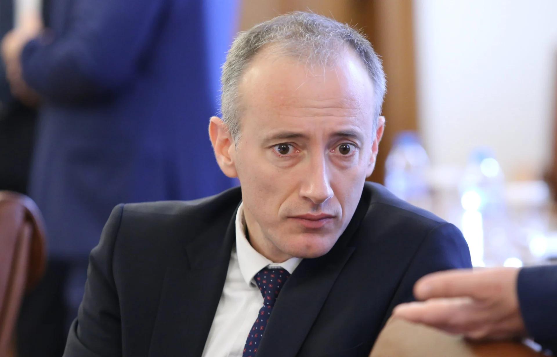 Красимир Вълчев обяви: Ще забраним телефоните в училище
