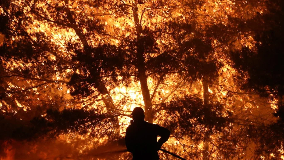 Продължава борбата с горските пожари в Сакар и Пирин