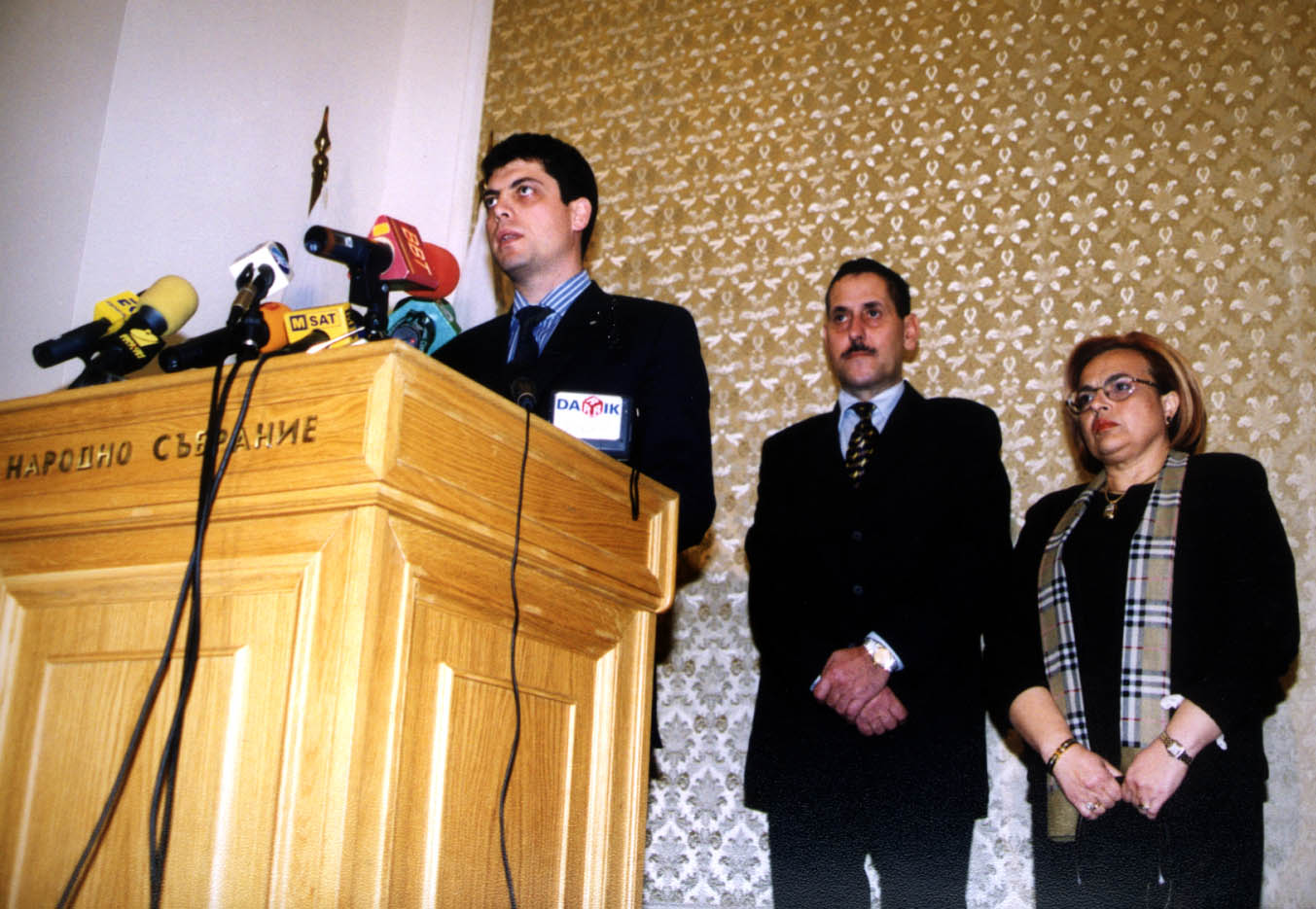 ПарламентПредставяне на бюджет 2004 пред ПГ на НДСВМилен Велчев - мин. на финанситеКонстантин Пенчев - зам. председател на ПГ на НДСВНина Радева - председател на комисията по бюджет и финанси