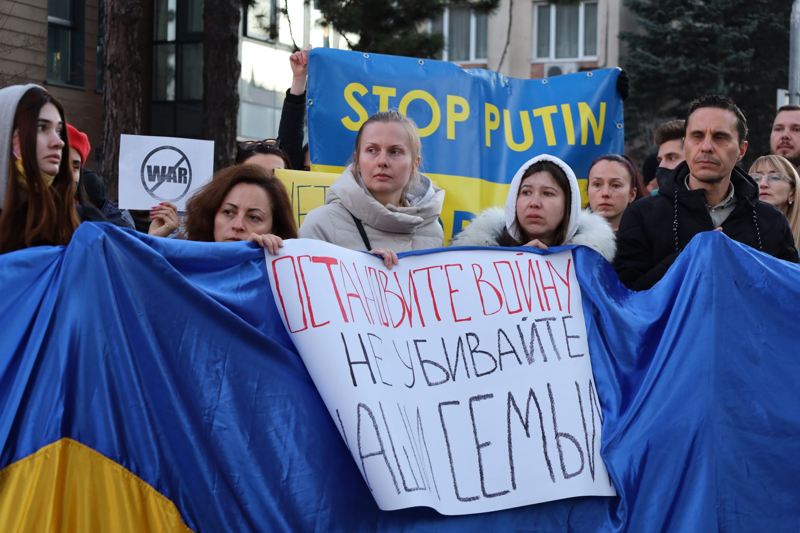Протест пред Руското посолство срещу войната в Украйна