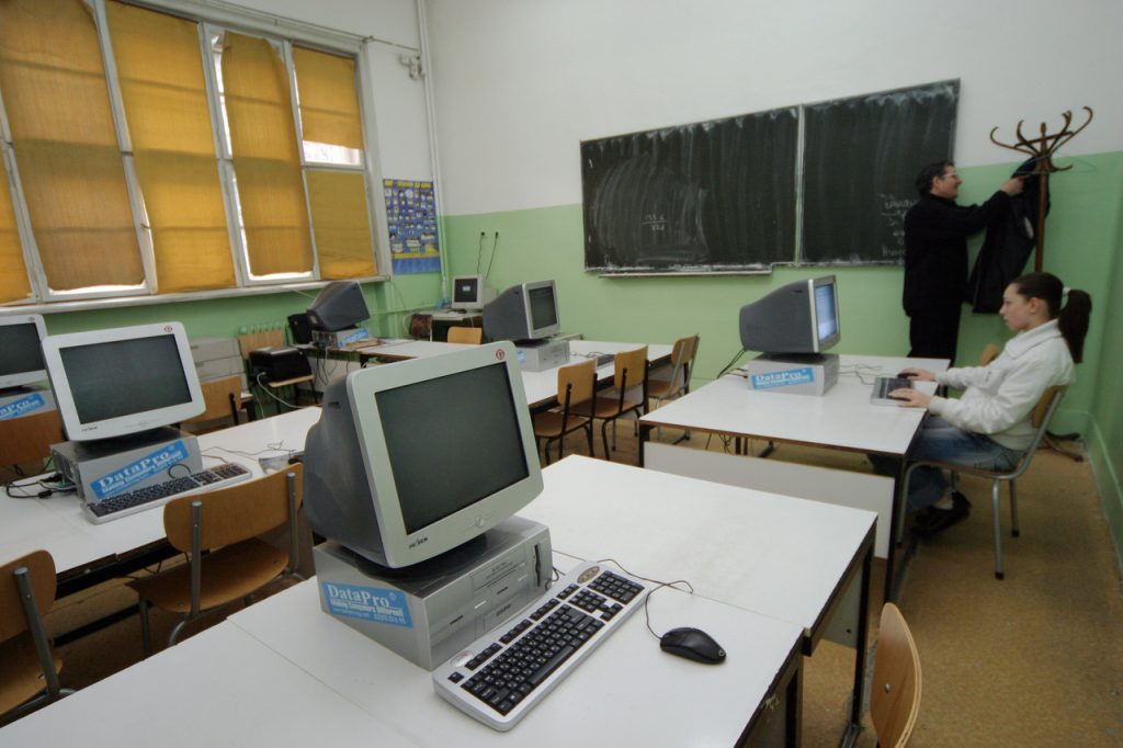 УчилищеКомпютърен кабинет