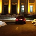 Турският посланик Сюлейман Гьокче  паркира пред стълбите на народната библиотека