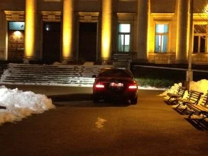 Турският посланик Сюлейман Гьокче  паркира пред стълбите на народната библиотека