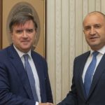 Посланик Джим О'Брайън (вляво) и президентът на България Румен Радев