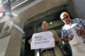 Ден след уволнението на Мирослава Тодорова съдии поискаха отмяната му на протест пред сградата на ВСС.