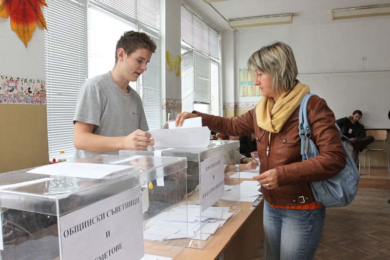 Избори 2011 гласуват хора гласоподаватели гласуващи гласуващ