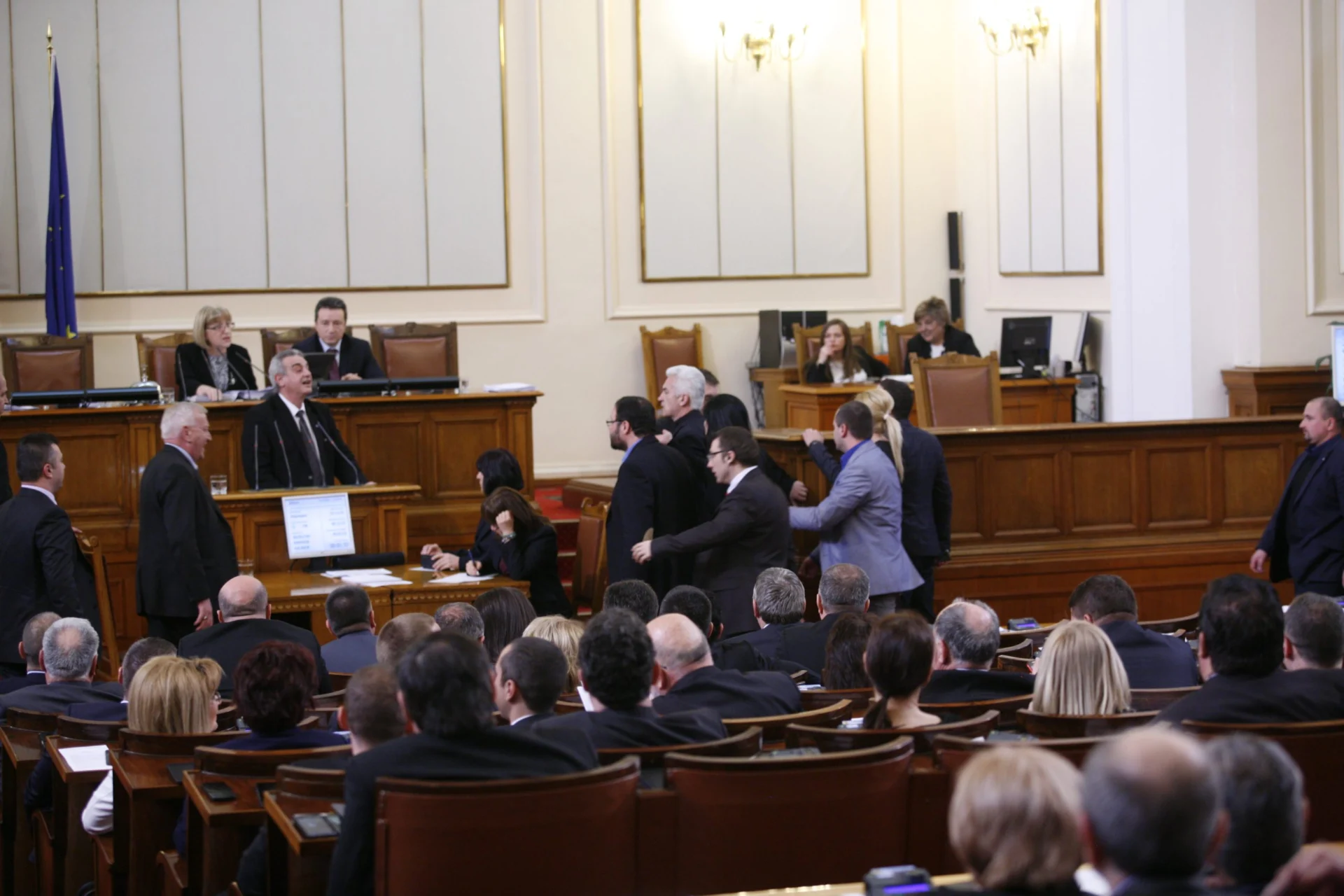 скандал в парламента