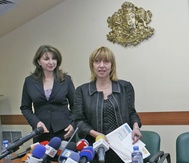 Образователният министър Анелия Клисарова сериозно трябва да поработи върху нов проект на училищния закон.