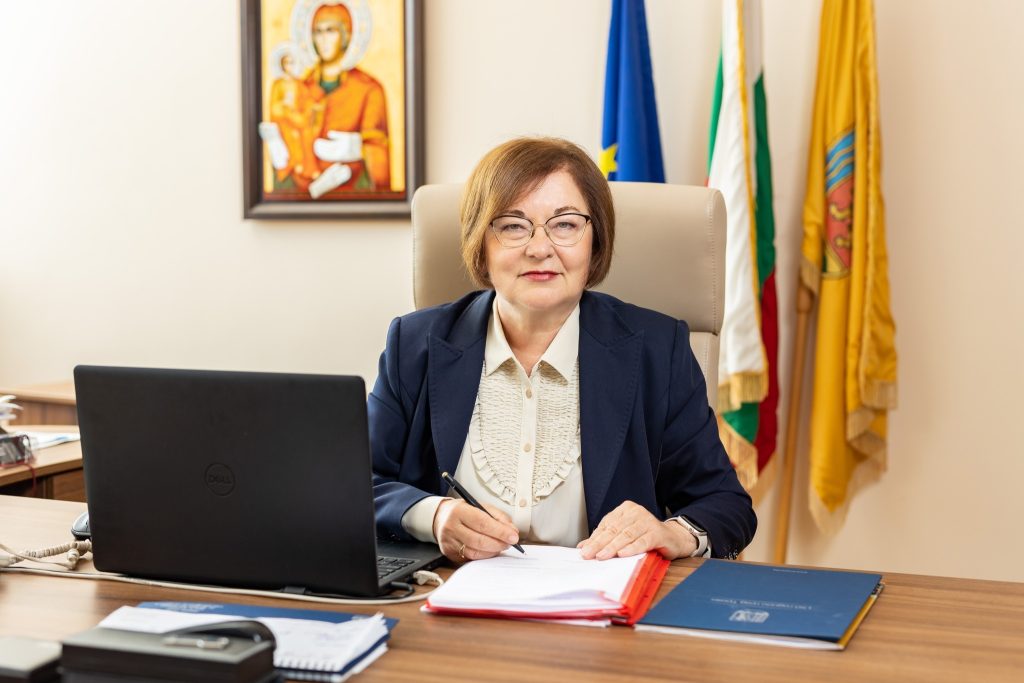 Пеканов, Донка Михайлова, Троян