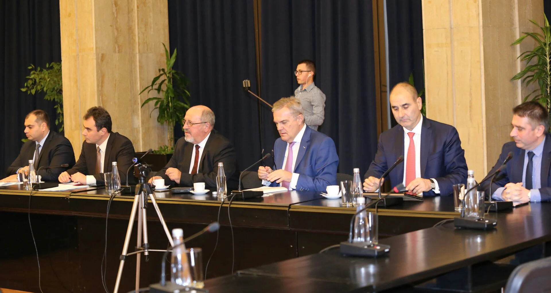 Пресконференция на Слави Трифонов с депутати