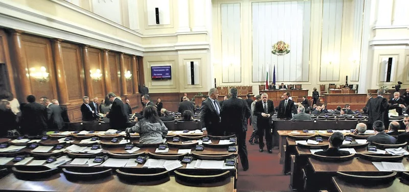 След шест месеца протакане и тънки сметки депутатите приеха Закона за МВР.