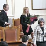 След приветствията и цветята при полагането на клетвата Диана Ковачева ще трябва да общува с депутатите по същество.