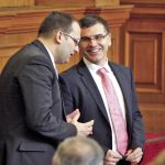 Синият Мартин Димитров (вляво) привидно доброжелателно посъветва финансовия министър Симеон Дянков да не повтаря голямата грешка на Милен Велчев с активното управление на външния дълг