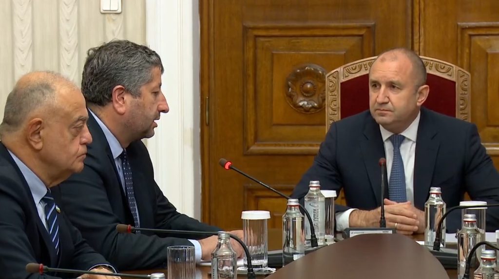 Радев уверява ДБ, че ще задържи третия мандат за след Нова година 4 Президентство консултации Демократична България Румен Радев Христо Иванов